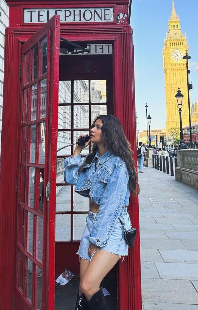 In this picture, Avneet candidly posed near a phone booth
